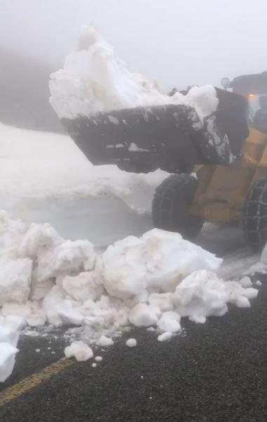 Transalpina rămâne închisă! Bucăți de stânci, prăbușite pe șosea 901261