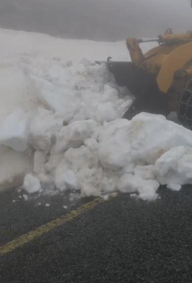 Transalpina rămâne închisă! Bucăți de stânci, prăbușite pe șosea 901262