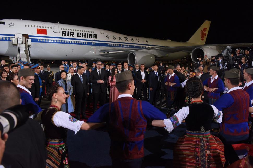 Xi Jinping, întâmpinat în Serbia ca pe vremea lui Mao Tze-Dun: oameni cu steaguri și pancarte au ovaționat trecerea președintelui Chinei 901277