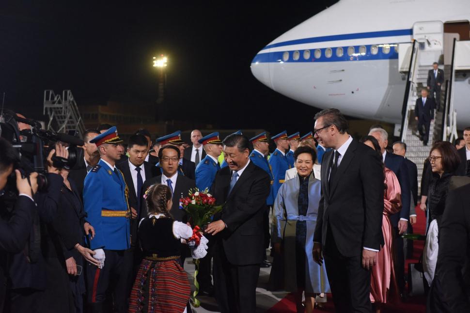 Xi Jinping, întâmpinat în Serbia ca pe vremea lui Mao Tze-Dun: oameni cu steaguri și pancarte au ovaționat trecerea președintelui Chinei 901278