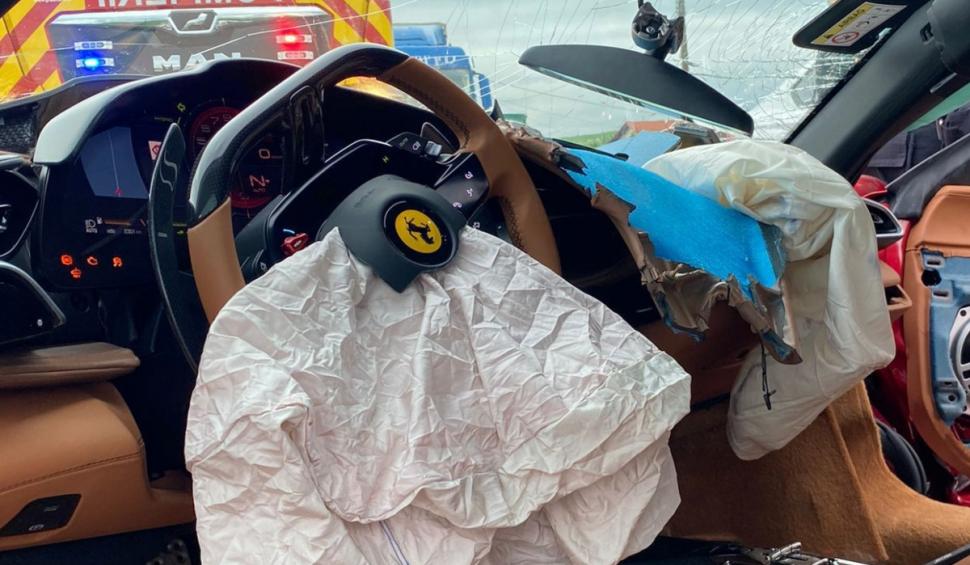 Ferrari distrus complet, într-un accident rutier grav, în Copăceni. Două persoane au fost rănite 901575