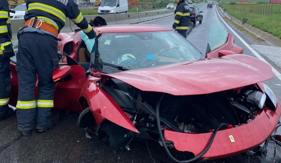 Ferrari distrus complet, într-un accident rutier grav, în Copăceni. Două persoane au fost rănite 901576