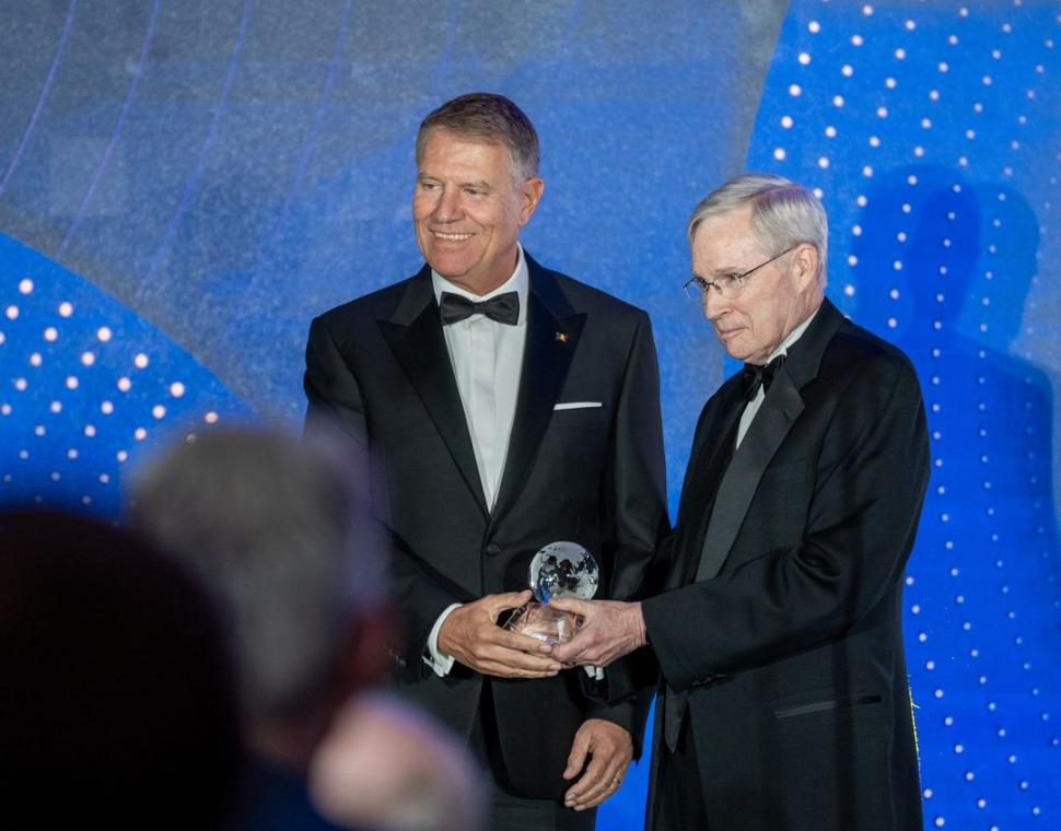 Klaus Iohannis, primul șef de stat european premiat la Washington pentru ”conducere internațională remarcabilă” 901419