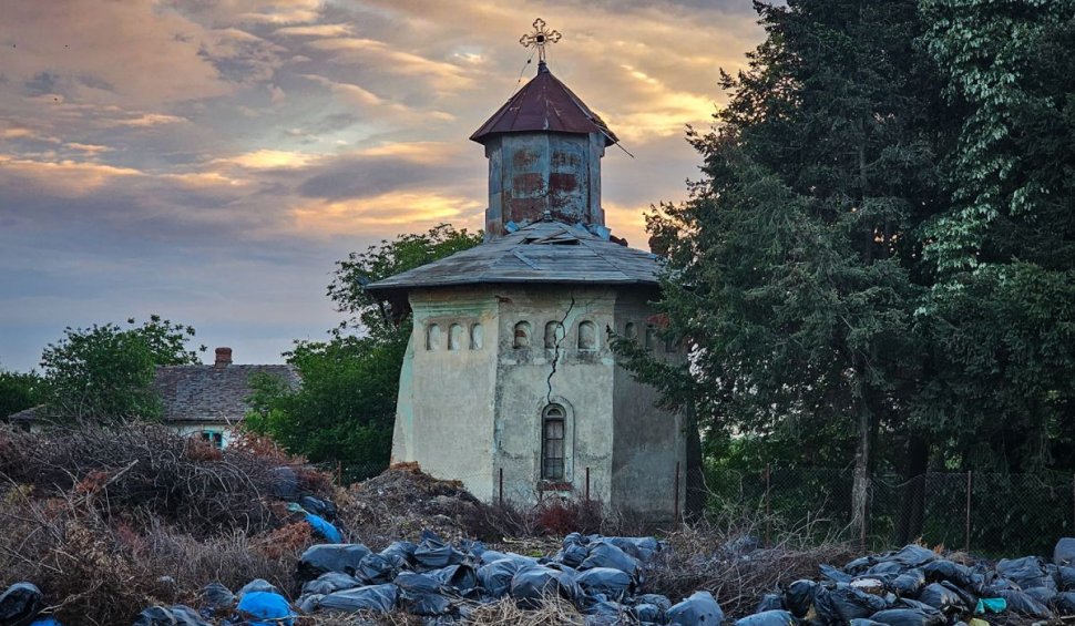 Biserica părăsită şi îngropată în gunoaie de lângă Bucureşti: "Când nu mai e de nicio trebuință lumească, Dumnezeu devine deșeu"