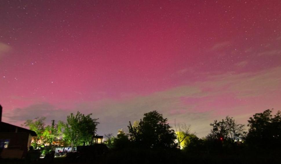 Imagini spectaculoase în România - Aurora boreală surprinsă de localnici în Bacău 901779