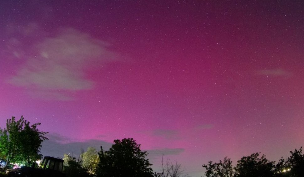 Imagini spectaculoase în România - Aurora boreală surprinsă de localnici în Bacău