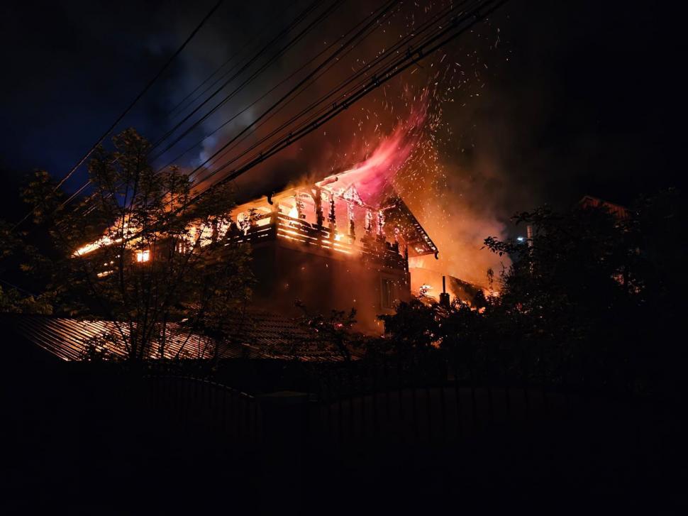 Incendiu de proporții la locuința unor vârstnici, în Gura Humorului | Casa și o anexă gospodărească, distruse complet 901609