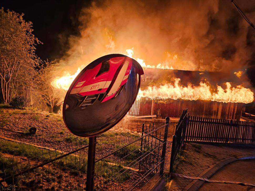 Incendiu de proporții la locuința unor vârstnici, în Gura Humorului | Casa și o anexă gospodărească, distruse complet 901610