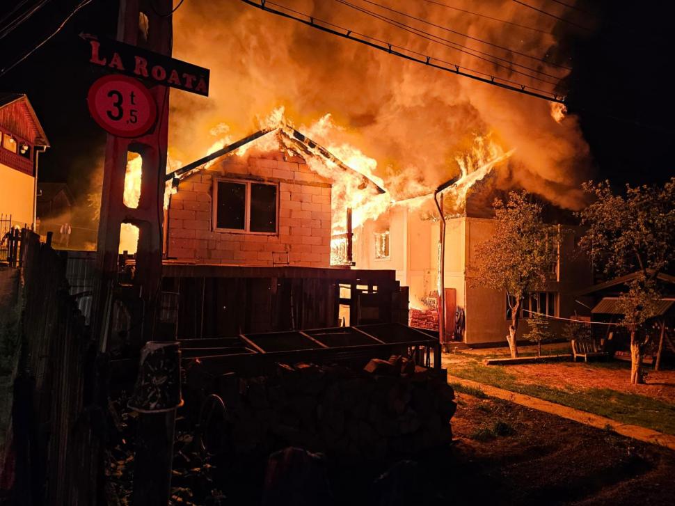 Incendiu de proporții la locuința unor vârstnici, în Gura Humorului | Casa și o anexă gospodărească, distruse complet 901611