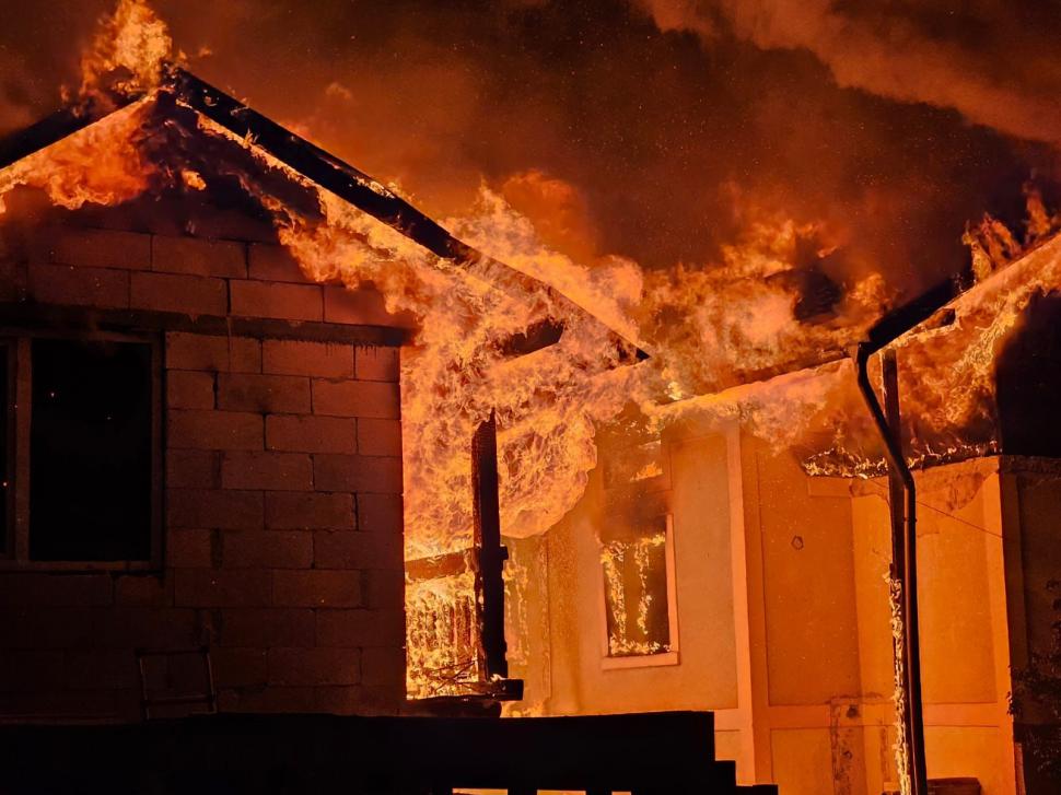 Incendiu de proporții la locuința unor vârstnici, în Gura Humorului | Casa și o anexă gospodărească, distruse complet 901612