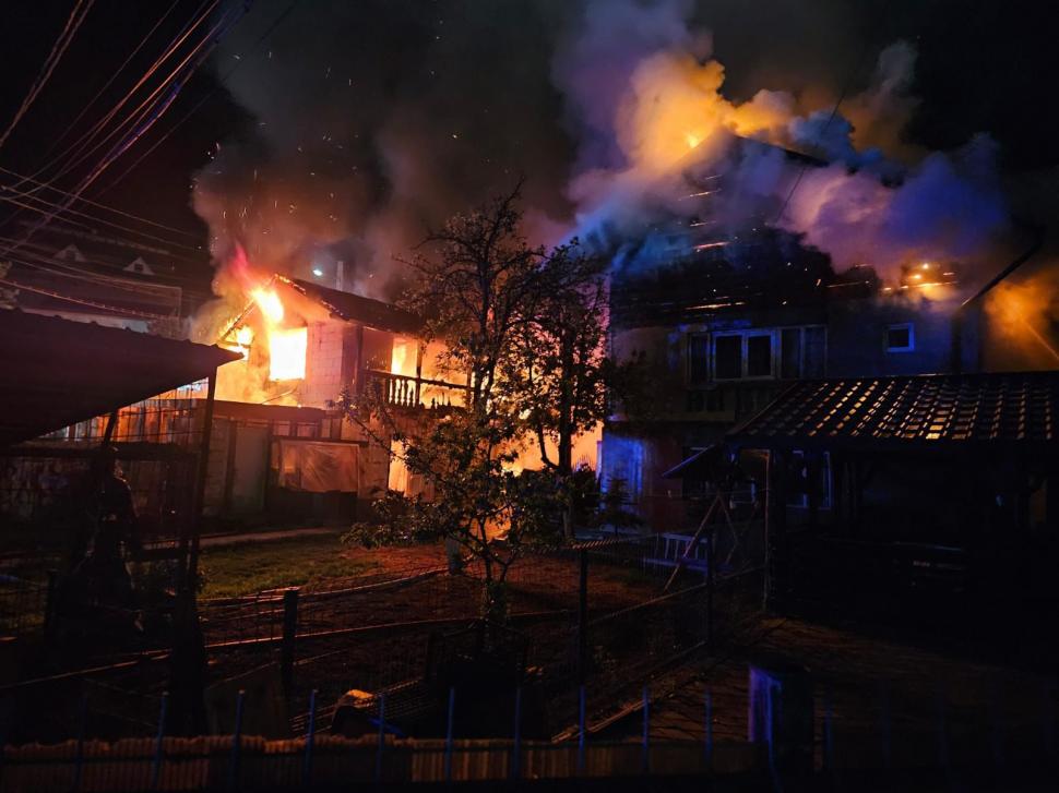 Incendiu de proporții la locuința unor vârstnici, în Gura Humorului | Casa și o anexă gospodărească, distruse complet 901613