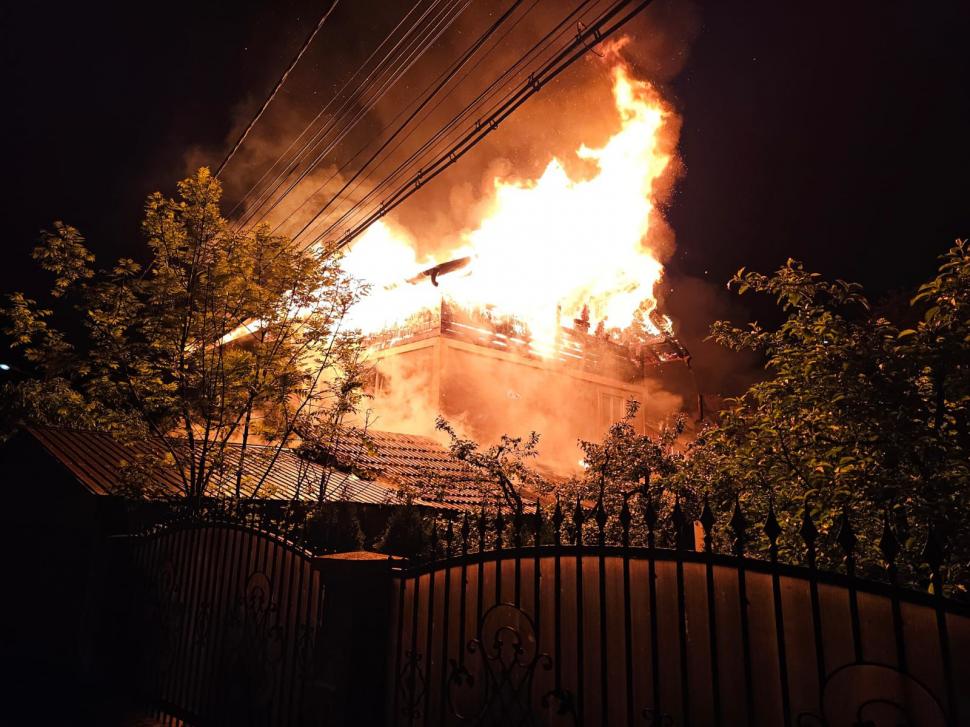 Incendiu de proporții la locuința unor vârstnici, în Gura Humorului | Casa și o anexă gospodărească, distruse complet 901614