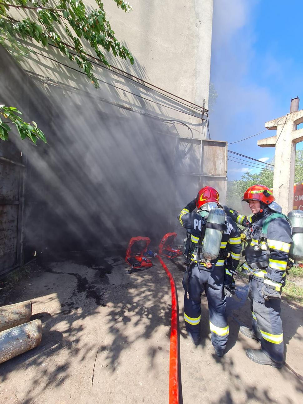 Incendiu puternic în Ploiești, Prahova. O construcție de 2000 mp, plină cu produse petroliere, a luat foc 901623