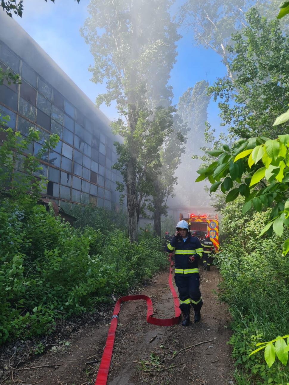 Incendiu puternic în Ploiești, Prahova. O construcție de 2000 mp, plină cu produse petroliere, a luat foc 901624