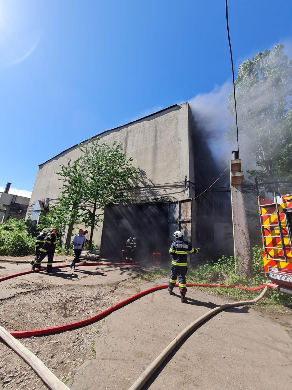 Incendiu puternic în Ploiești, Prahova. O construcție de 2000 mp, plină cu produse petroliere, a luat foc 901625