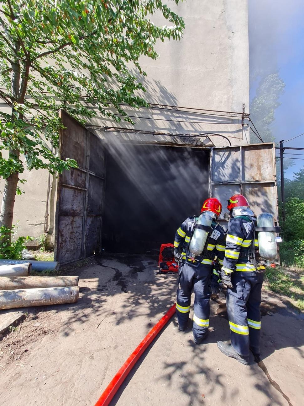 Incendiu puternic în Ploiești, Prahova. O construcție de 2000 mp, plină cu produse petroliere, a luat foc 901626