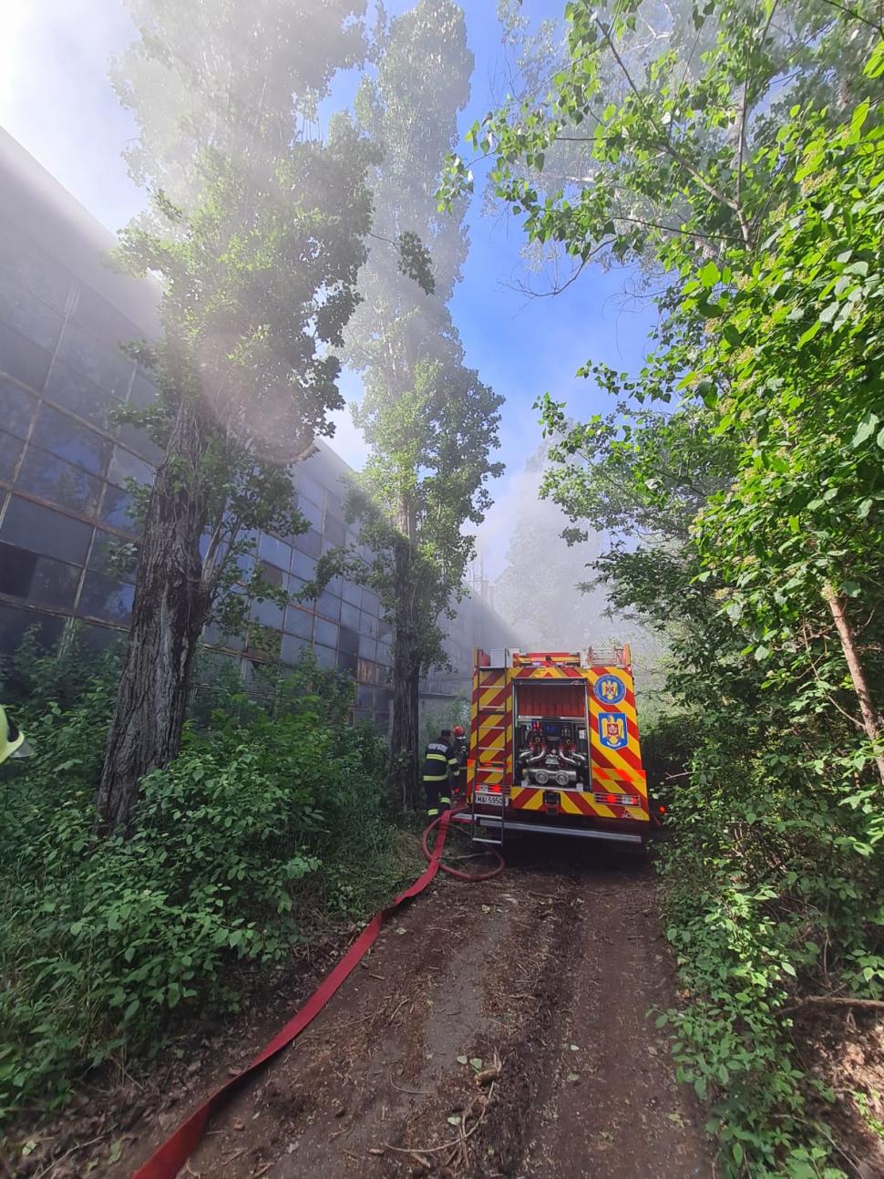 Incendiu puternic în Ploiești, Prahova. O construcție de 2000 mp, plină cu produse petroliere, a luat foc 901627