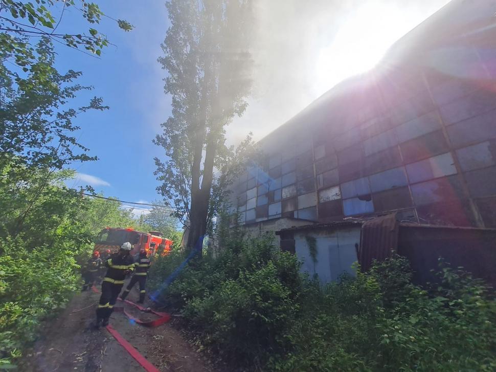 Incendiu puternic în Ploiești, Prahova. O construcție de 2000 mp, plină cu produse petroliere, a luat foc 901628