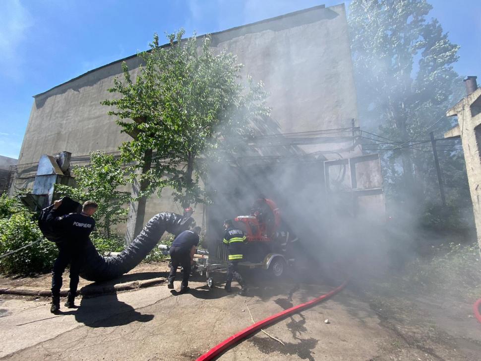 Incendiu puternic în Ploiești, Prahova. O construcție de 2000 mp, plină cu produse petroliere, a luat foc 901631