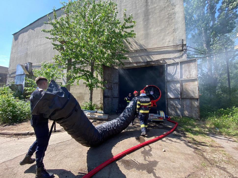 Incendiu puternic în Ploiești, Prahova. O construcție de 2000 mp, plină cu produse petroliere, a luat foc 901632