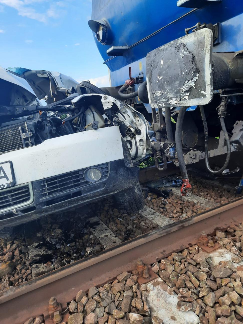 Mașină spulberată de un tren de călători, în Făgăraş. Un bărbat a murit pe loc 901803