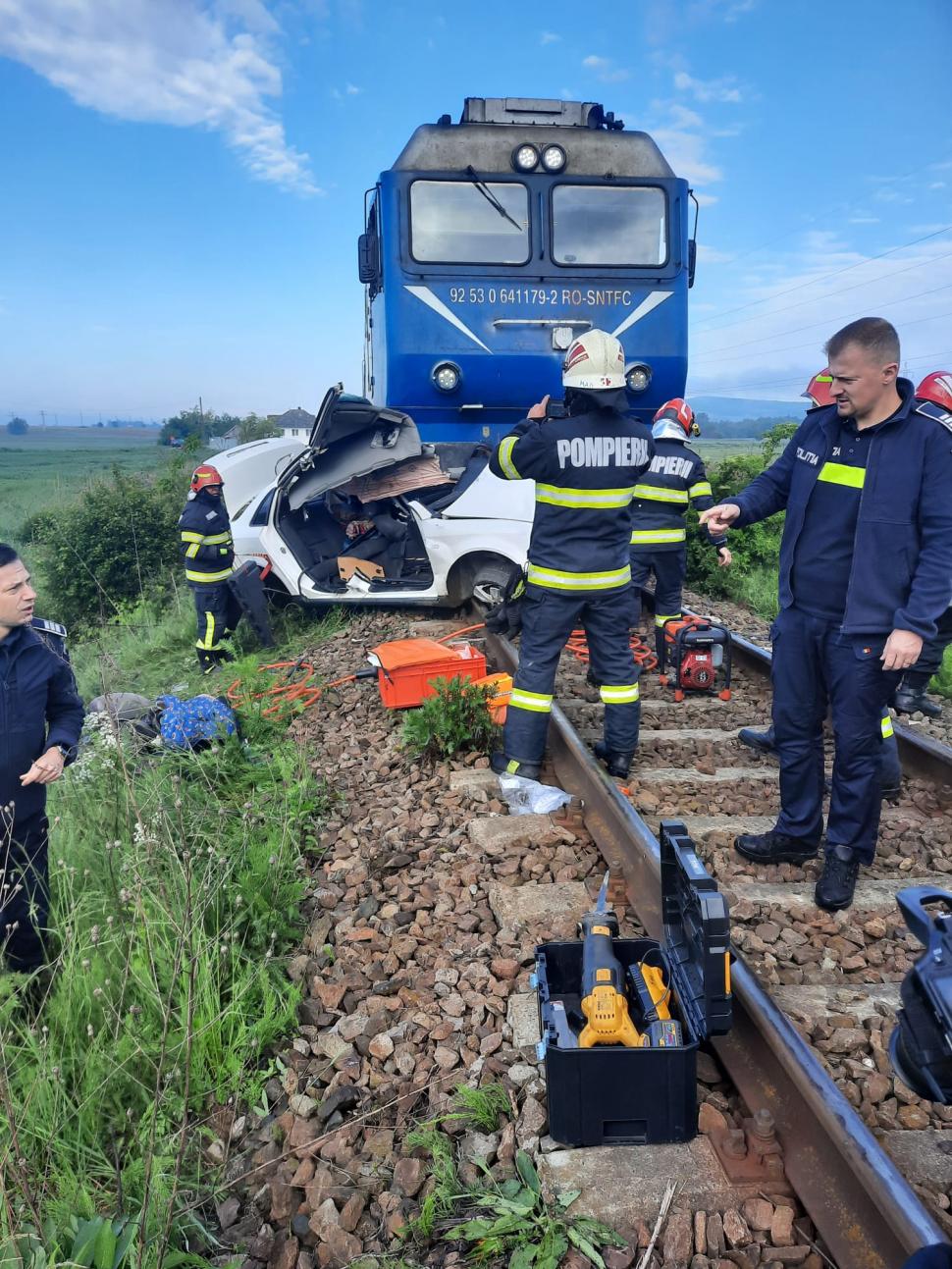 Mașină spulberată de un tren de călători, în Făgăraş. Un bărbat a murit pe loc 901804