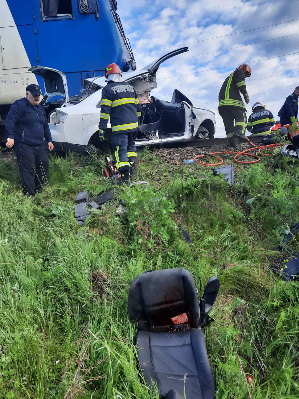 Mașină spulberată de un tren de călători, în Făgăraş. Un bărbat a murit pe loc 901805