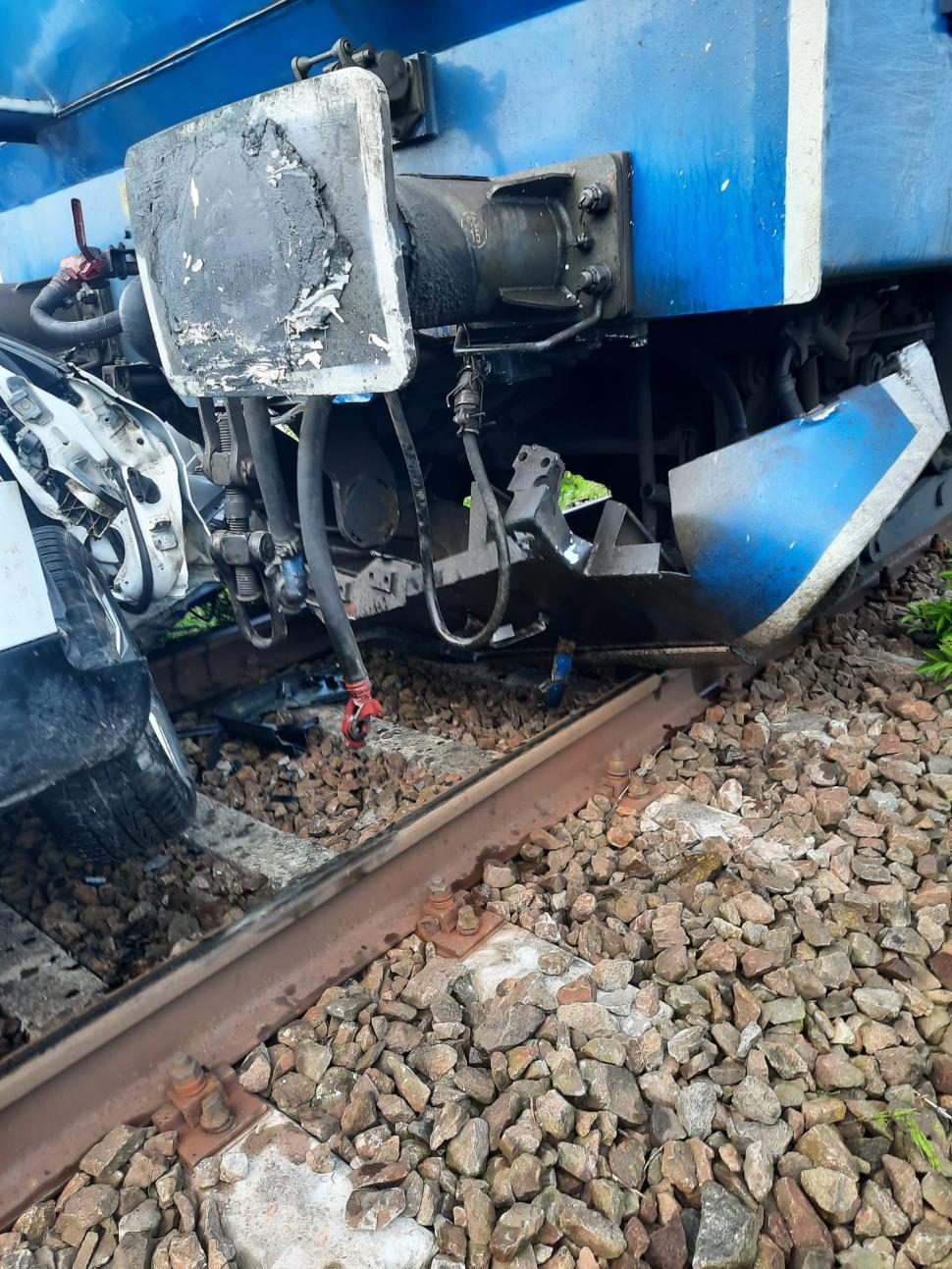 Mașină spulberată de un tren de călători, în Făgăraş. Un bărbat a murit pe loc 901807