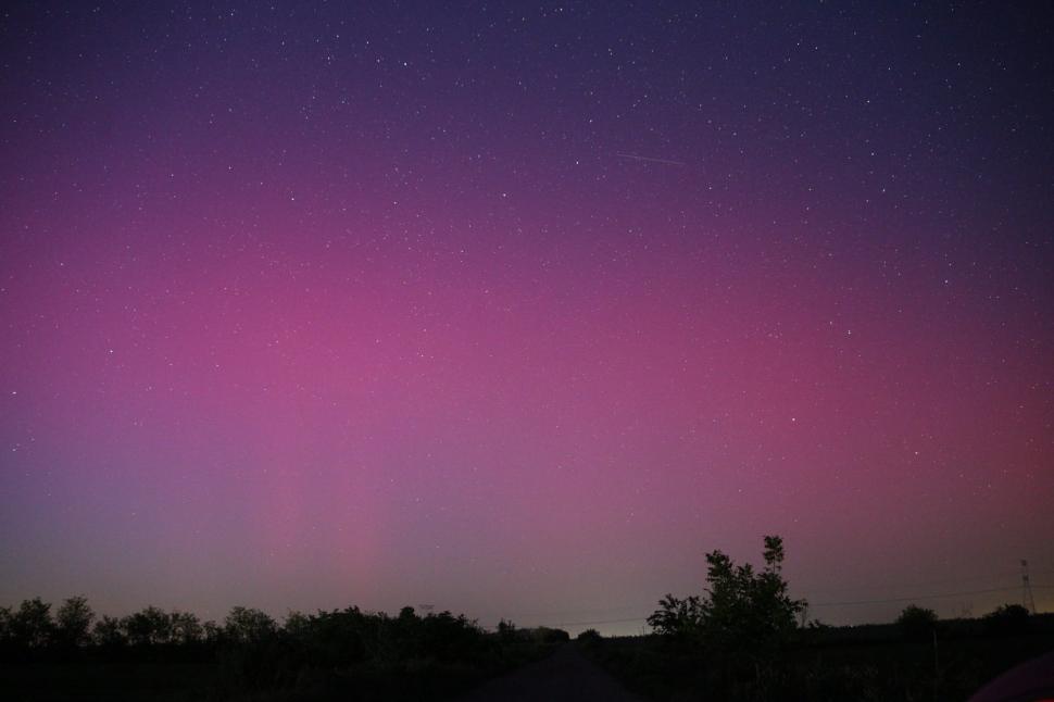 Cerul României, colorat de un fenomen rar. Imagini cu aurora boreală, surprinse în mai multe județe 901791