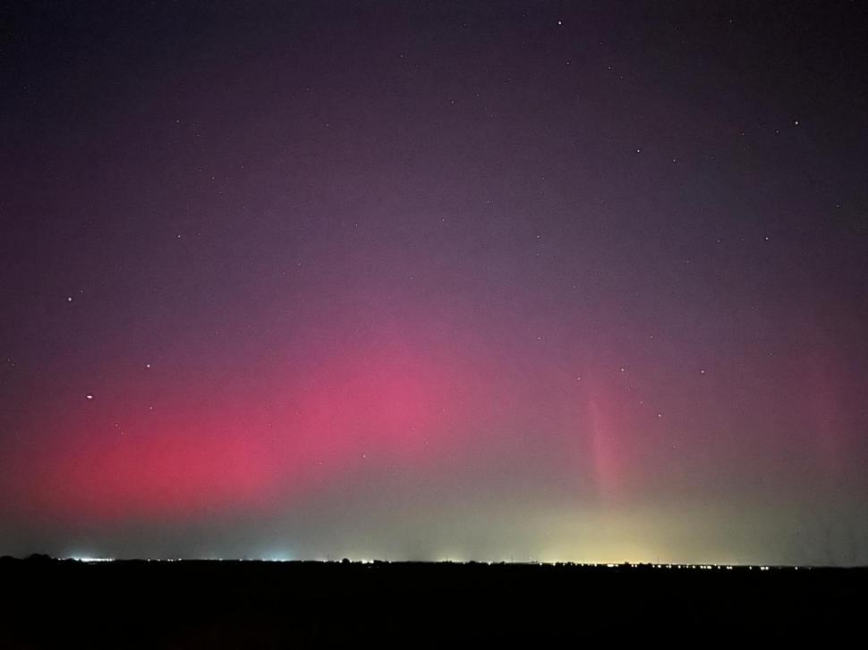 Cerul României, colorat de un fenomen rar. Imagini cu aurora boreală, surprinse în mai multe județe 901795