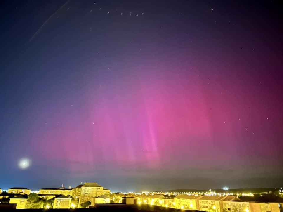Cerul României, colorat de un fenomen rar. Imagini cu aurora boreală, surprinse în mai multe județe 901798