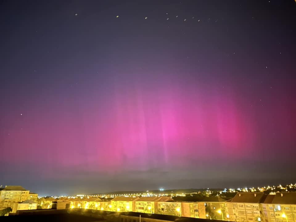 Cerul României, colorat de un fenomen rar. Imagini cu aurora boreală, surprinse în mai multe județe 901799