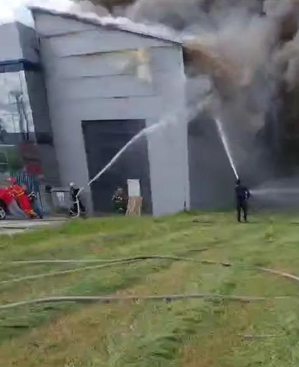 Incendiu violent, la hala unui producător de tâmplărie PVC din Suceava. Mesaj Ro-Alert transmis de autorități 901882