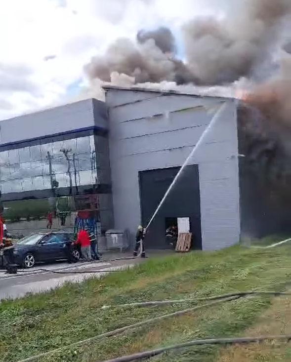 Incendiu violent, la hala unui producător de tâmplărie PVC din Suceava. Mesaj Ro-Alert transmis de autorități 901884