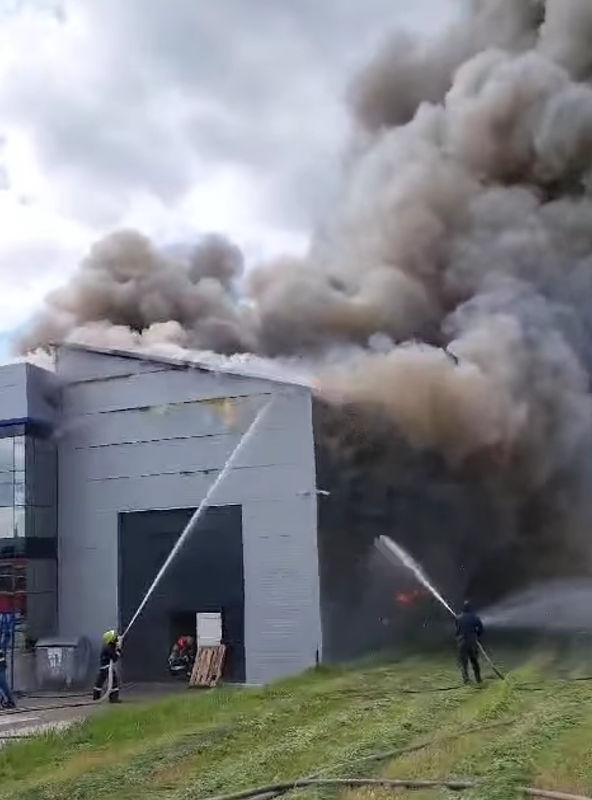 Incendiu violent, la hala unui producător de tâmplărie PVC din Suceava. Mesaj Ro-Alert transmis de autorități 901885