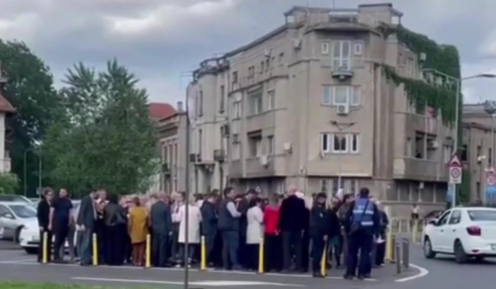 Protest spontan la Guvern. Zeci de angajaţi cer salarii mai mari 902025