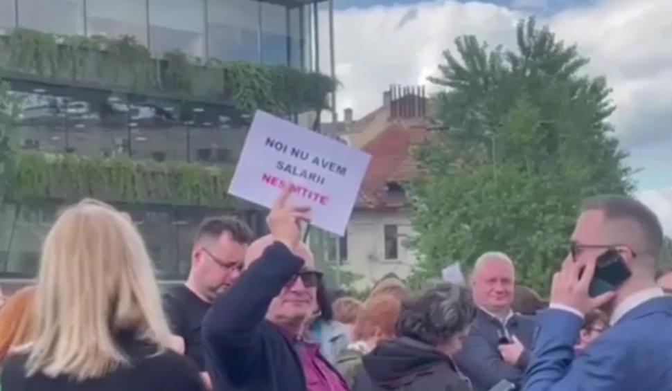 Protest spontan la Guvern. Zeci de angajaţi cer salarii mai mari 902026