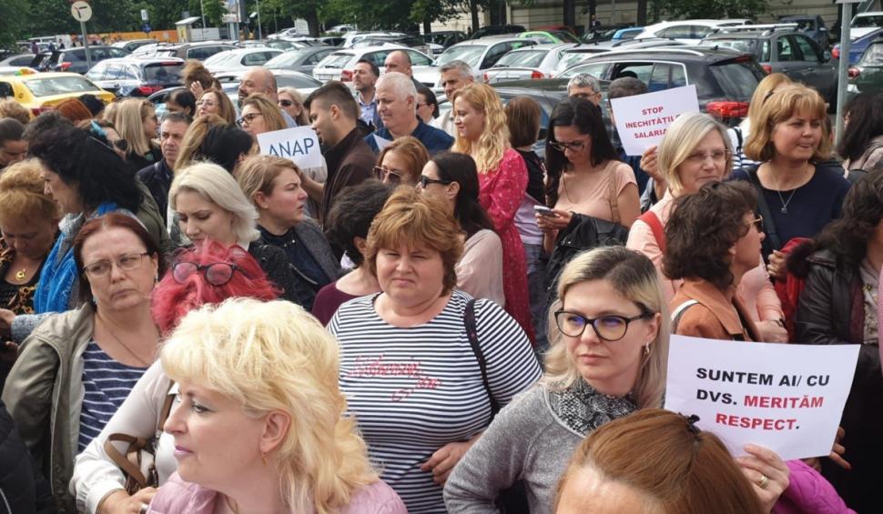 Protest spontan la Guvern. Zeci de angajaţi cer salarii mai mari 902028