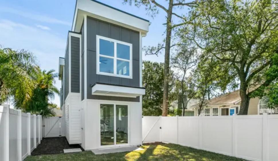 "Este pură răutate" | Scandal pe o casă cu o lăţime de trei metri, pusă la vânzare la un preţ uriaş, în Florida 902034
