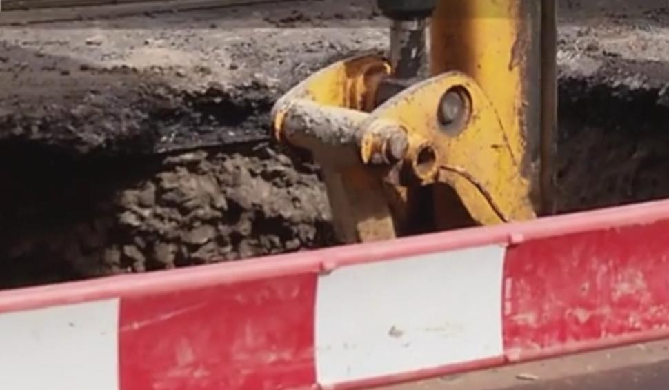 Panică în Bucureşti, după ce o stradă intens circulată s-a surpat din cauza unei conducte avariate 902068