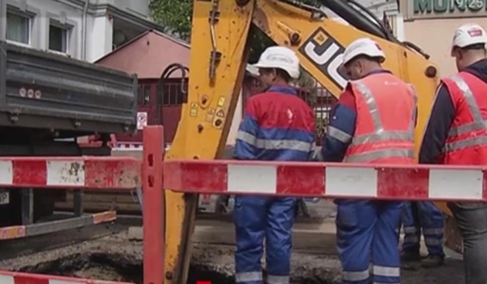Panică în Bucureşti, după ce o stradă intens circulată s-a surpat din cauza unei conducte avariate 902069