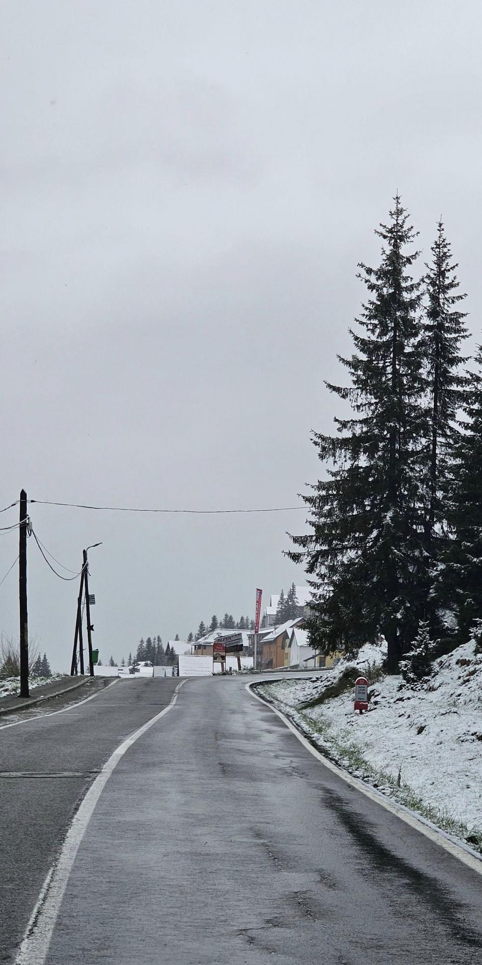 "O zi plăcută, de la Rânca" | Ninge în toiul lunii mai, pe Transalpina. Avertisment pentru șoferi 902310