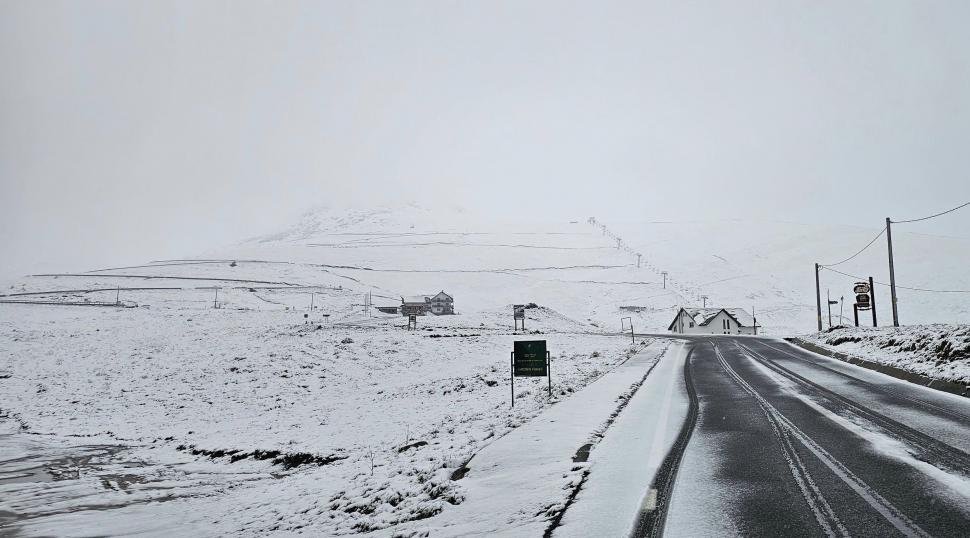 "O zi plăcută, de la Rânca" | Ninge în toiul lunii mai, pe Transalpina. Avertisment pentru șoferi 902313