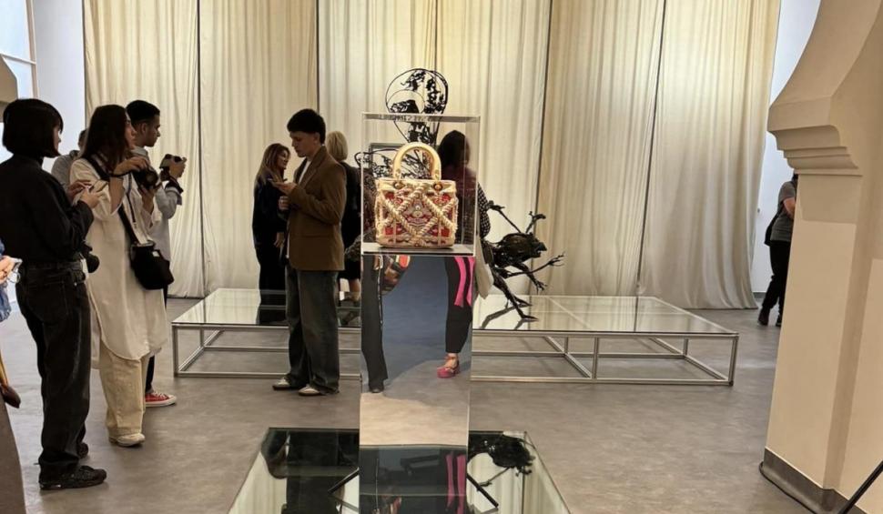 Cojocul cohănesc din zona Bihorului a devenit modelul uneia dintre cele mai faimoase genţi din lume 902628