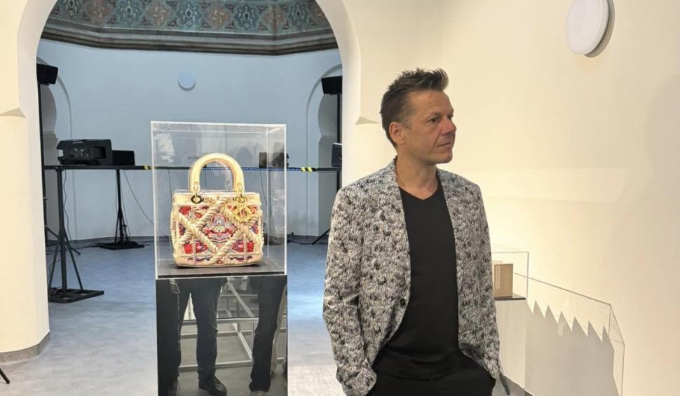 Cojocul cohănesc din zona Bihorului a devenit modelul uneia dintre cele mai faimoase genţi din lume 902629