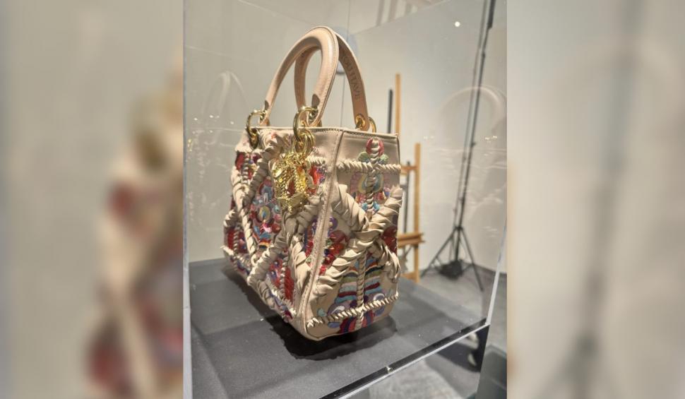 Cojocul cohănesc din zona Bihorului a devenit modelul uneia dintre cele mai faimoase genţi din lume 902630