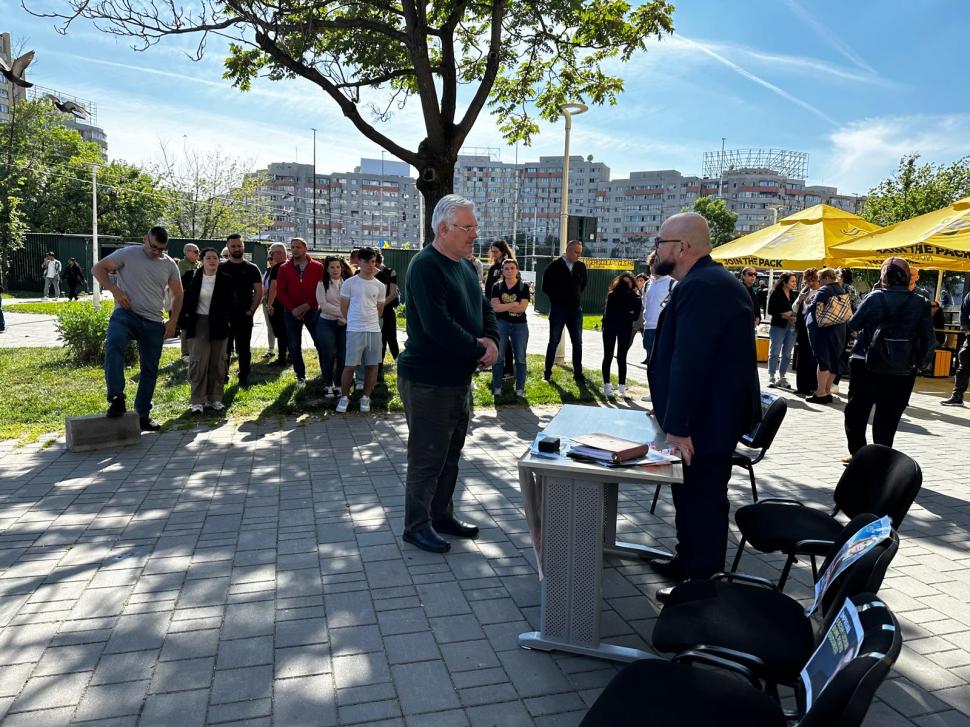 Cristian Popescu Piedone s-a ținut de cuvânt și a organizat o dezbatere în mijlocul bucureștenilor. Ceilalți contracandidați au dat bir cu fugiții 902635