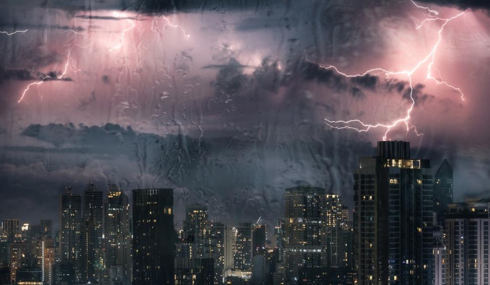 Ciclonul care a făcut ravagii în Europa se apropie de România. ANM: "Ploi puternice şi vijelii, în următoare perioadă. Va fi un grad ridicat de instabilitate atmosferică" 902871