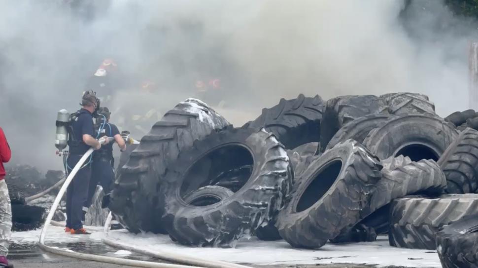 Incendiu puternic într-o parcare plină cu TIR-uri, la Timişoara. Peste 100 de cauciucuri au ars ca o torță | Intervin pompierii 902969