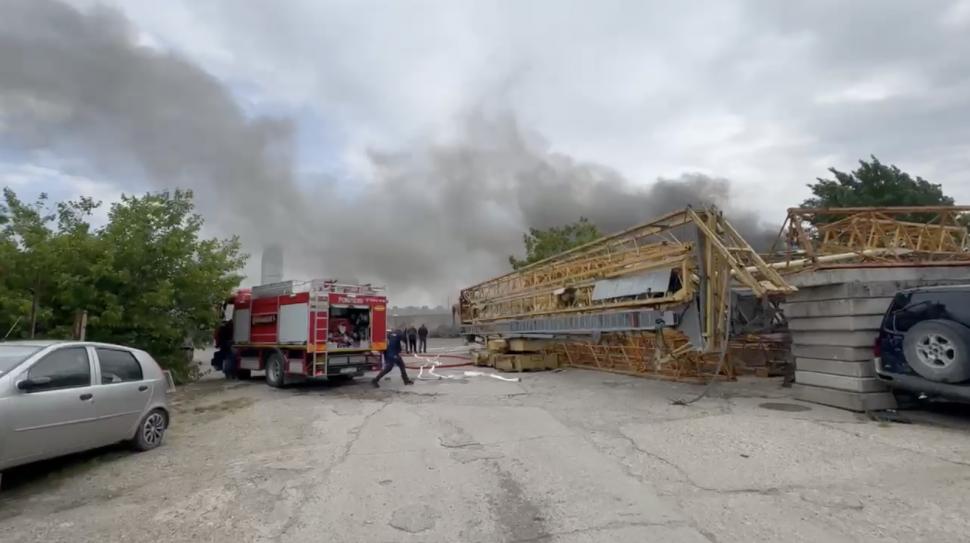 Incendiu puternic într-o parcare plină cu TIR-uri, la Timişoara. Peste 100 de cauciucuri au ars ca o torță | Intervin pompierii 902970